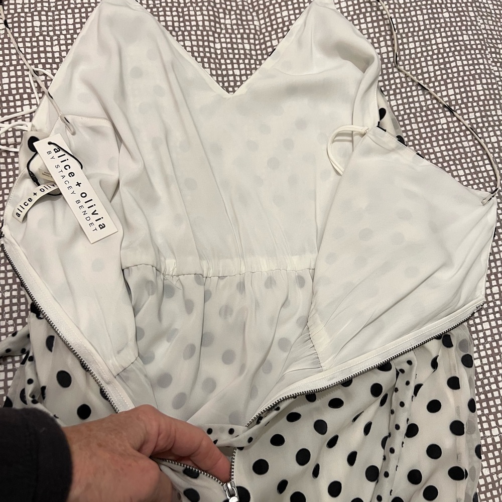 NWT Alice +Olivia soft white large dot dress. Size 12 - Picture 10 of 14